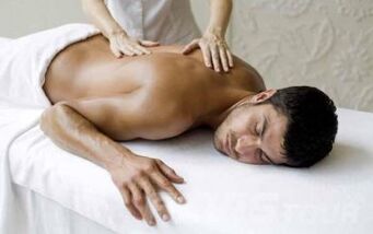 Masajul este una dintre metodele de tratament al osteocondrozei cervicale