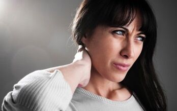 O femeie este îngrijorată de simptomele osteocondrozei cervicale